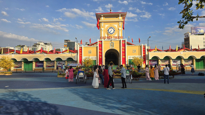 Chợ Bến Thành vốn nhộn nhịp người dân và du khách nhưng sáng nay chỉ có một số bạn trẻ đến trước khu vực này chụp hình kỷ niệm nhân dịp đầu năm mới.