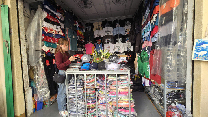 Tuy vắng khách mua, chị Hạnh, một tiểu thương ở chợ Bến Thành, vẫn mở cửa bán hàng từ sáng sớm. Chị cho biết: “Tôi nghe nói hôm nay là ngày rất tốt để mở hàng. Hy vọng trong năm mới, công việc kinh doanh của tôi sẽ thuận lợi hơn”.