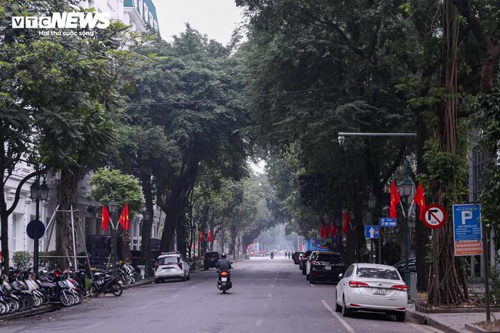 Cảnh vắng lặng hiếm thấy của đường phố Hà Nội, TP.HCM sáng mùng 1 Tết - 15