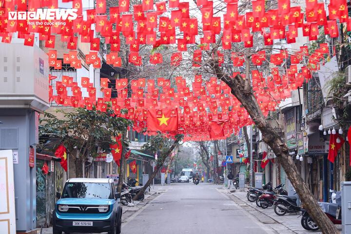 Cảnh vắng lặng hiếm thấy của đường phố Hà Nội, TP.HCM sáng mùng 1 Tết - 14