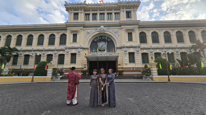 Ở Bưu điện thành phố, những người muốn chụp ảnh check-in thoải mái tạo dáng mà không cần phải cố gắng chụp nhanh để nhường chỗ, hoặc để tránh bị ai đó chạy qua khung hình như ngày thường.