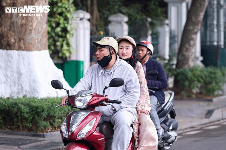 Cảnh vắng lặng hiếm thấy của đường phố Hà Nội, TP.HCM sáng mùng 1 Tết - 16