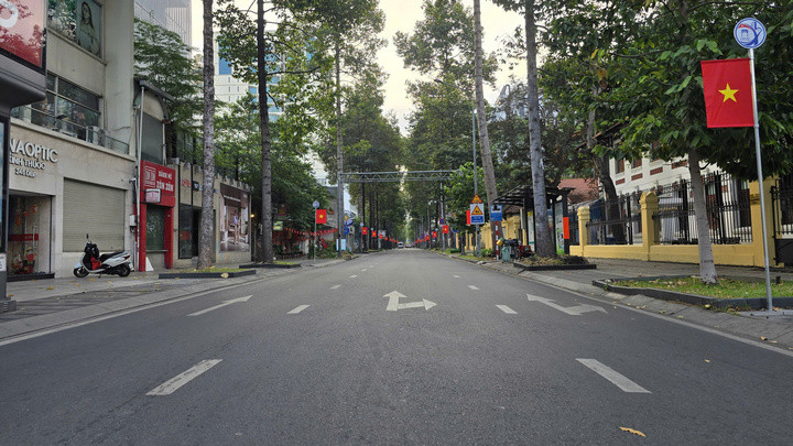 Theo ghi nhận của Phóng viên Báo Điện tử VTC News, khác với cảnh ùn tắc những ngày giáp Tết, sáng mùng 1, các tuyến đường trung tâm như Lê Duẩn, Pasteur và Nam Kỳ Khởi Nghĩa vắng bóng người qua lại. Đường phố trở nên thênh thang, nét đặc trưng của buổi sáng đầu năm mới.