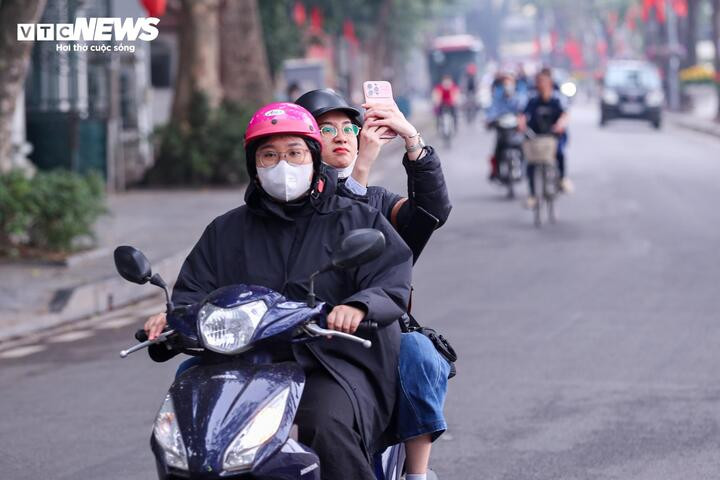 Cảnh vắng lặng hiếm thấy của đường phố Hà Nội, TP.HCM sáng mùng 1 Tết - 17