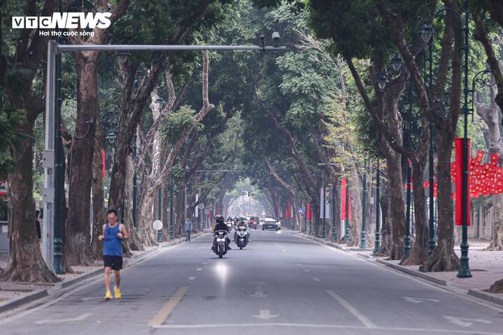 Nhiều tuyến phố tại Hà Nội cũng trở nên yên ả khác thường. Không còn cảnh tấp nập, nhộn nhịp thường ngày, không gian Thủ đô chìm trong vẻ bình lặng đặc trưng của thời khắc đầu năm mới.