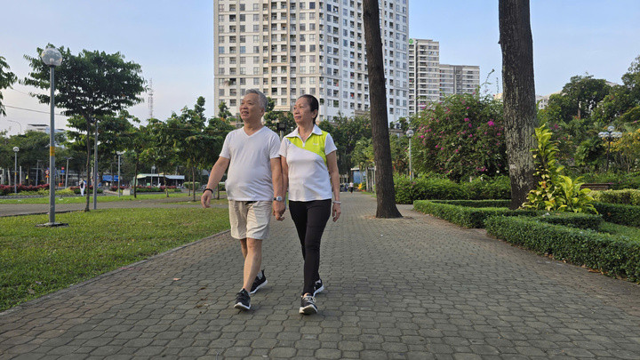 Trong công viên Gia Định, vợ chồng ông Toại (ngụ phường Bình Thạnh) đi bộ thể dục trong khung cảnh yên ắng khác hẳn vẻ nhộn nhịp thường này. Ông Toại cho biết, họ muốn tận hưởng không khí trong lành đặc biệt của sáng đầu năm và ước mong khỏe mạnh, bình an.
