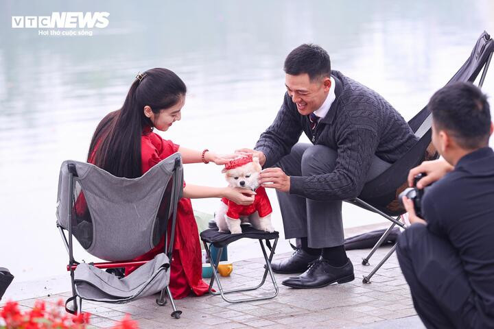 Cảnh vắng lặng hiếm thấy của đường phố Hà Nội, TP.HCM sáng mùng 1 Tết - 19