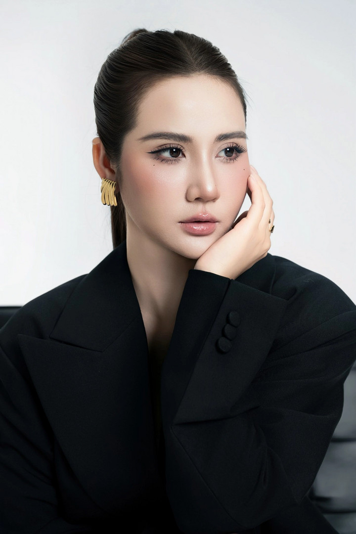 Huyền Lizzie sinh năm 1990 - một trong những mỹ nhân tuổi Ngọ của showbiz.