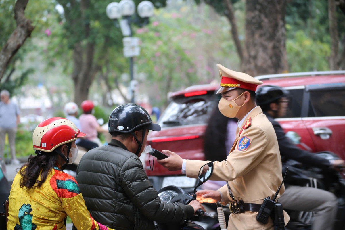 Uống bia khai xuân, tài xế xe buýt ở Hà Nội bị xử phạt vi phạm nồng độ cồn插图1 Uống bia khai xuân, tài xế xe buýt ở Hà Nội bị xử phạt vi phạm nồng độ cồn插图1
