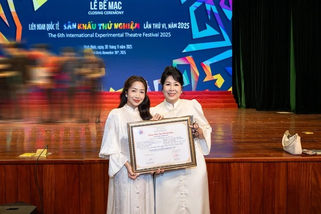 Nữ NSND tuổi Ngọ quê Bắc Ninh có cuộc sống hạnh phúc bên chồng là tài tử điện ảnh插图4 hong van 5.jpg