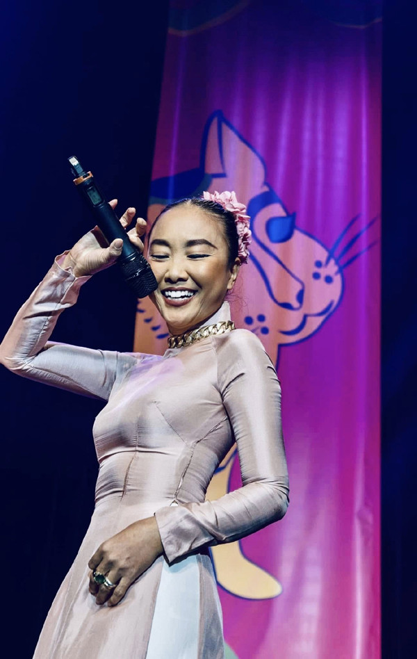 Nữ ca sĩ tuổi Ngọ lấy chồng Thụy Điển ở đời thực có cuộc sống viên mãn, tròn đầy - Ảnh 2.