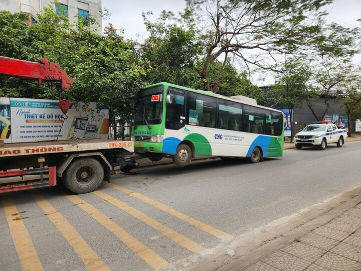 Tổ công tác tạm giữ phương tiện vi phạm.