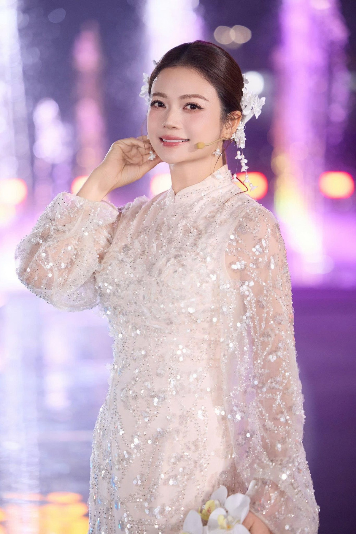 Vẻ đẹp 'không tuổi' của NSƯT Kiều Anh trong tà áo dài truyền thống - Ảnh 2.