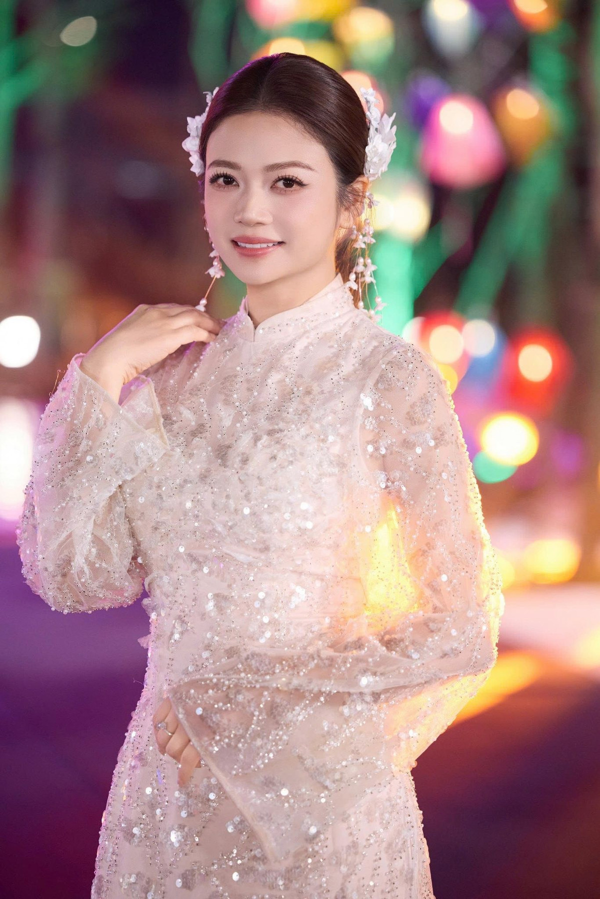 Vẻ đẹp ‘không tuổi’ của NSƯT Kiều Anh trong tà áo dài truyền thống插图4 Vẻ đẹp 'không tuổi' của NSƯT Kiều Anh trong tà áo dài truyền thống - Ảnh 5.