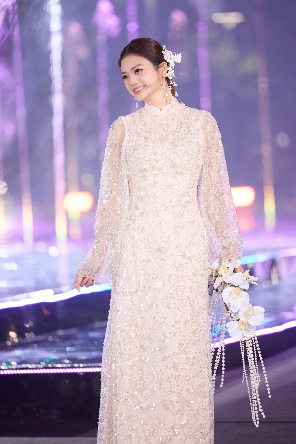 Vẻ đẹp 'không tuổi' của NSƯT Kiều Anh trong tà áo dài truyền thống - Ảnh 1.