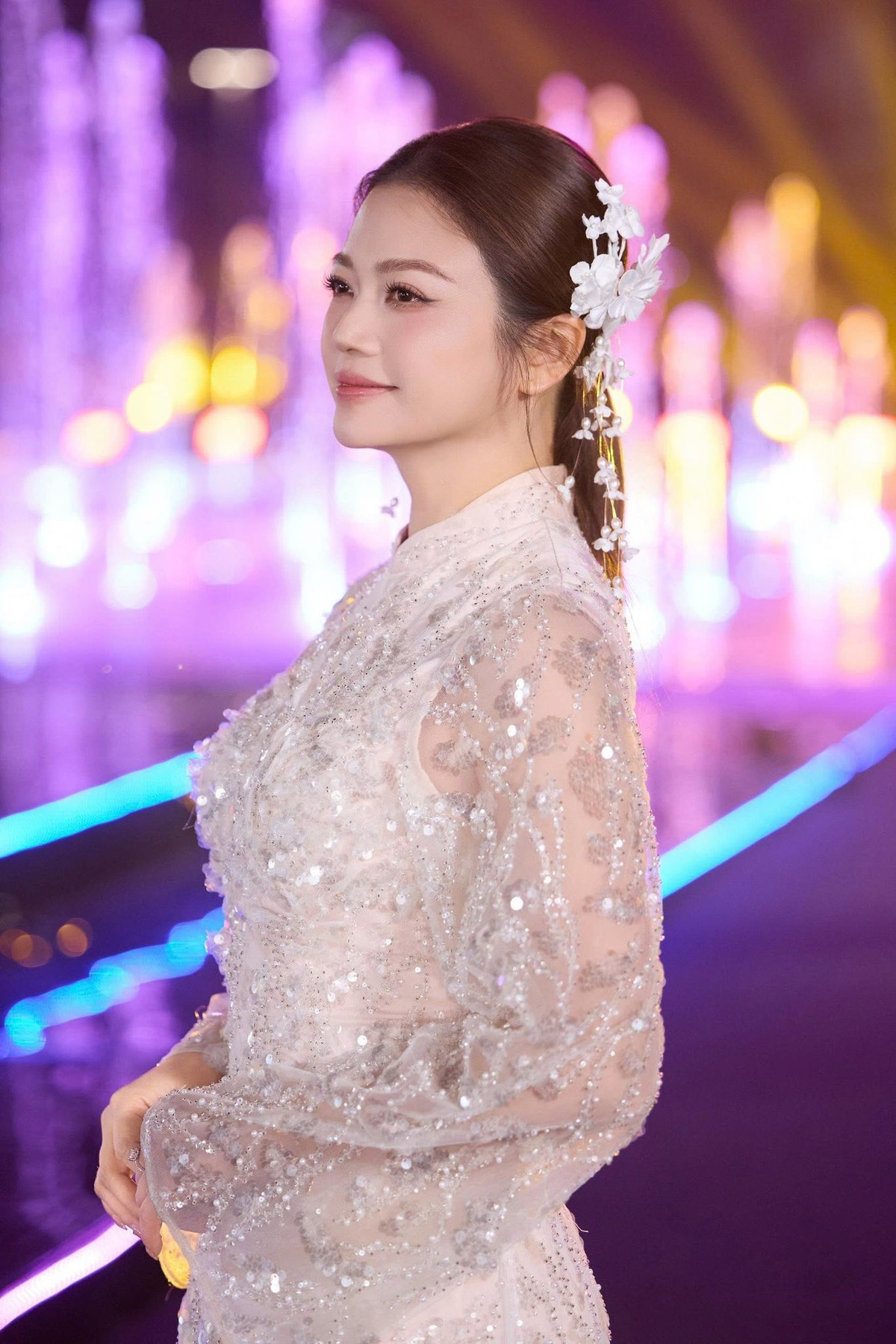 Vẻ đẹp ‘không tuổi’ của NSƯT Kiều Anh trong tà áo dài truyền thống插图5 Vẻ đẹp 'không tuổi' của NSƯT Kiều Anh trong tà áo dài truyền thống - Ảnh 6.