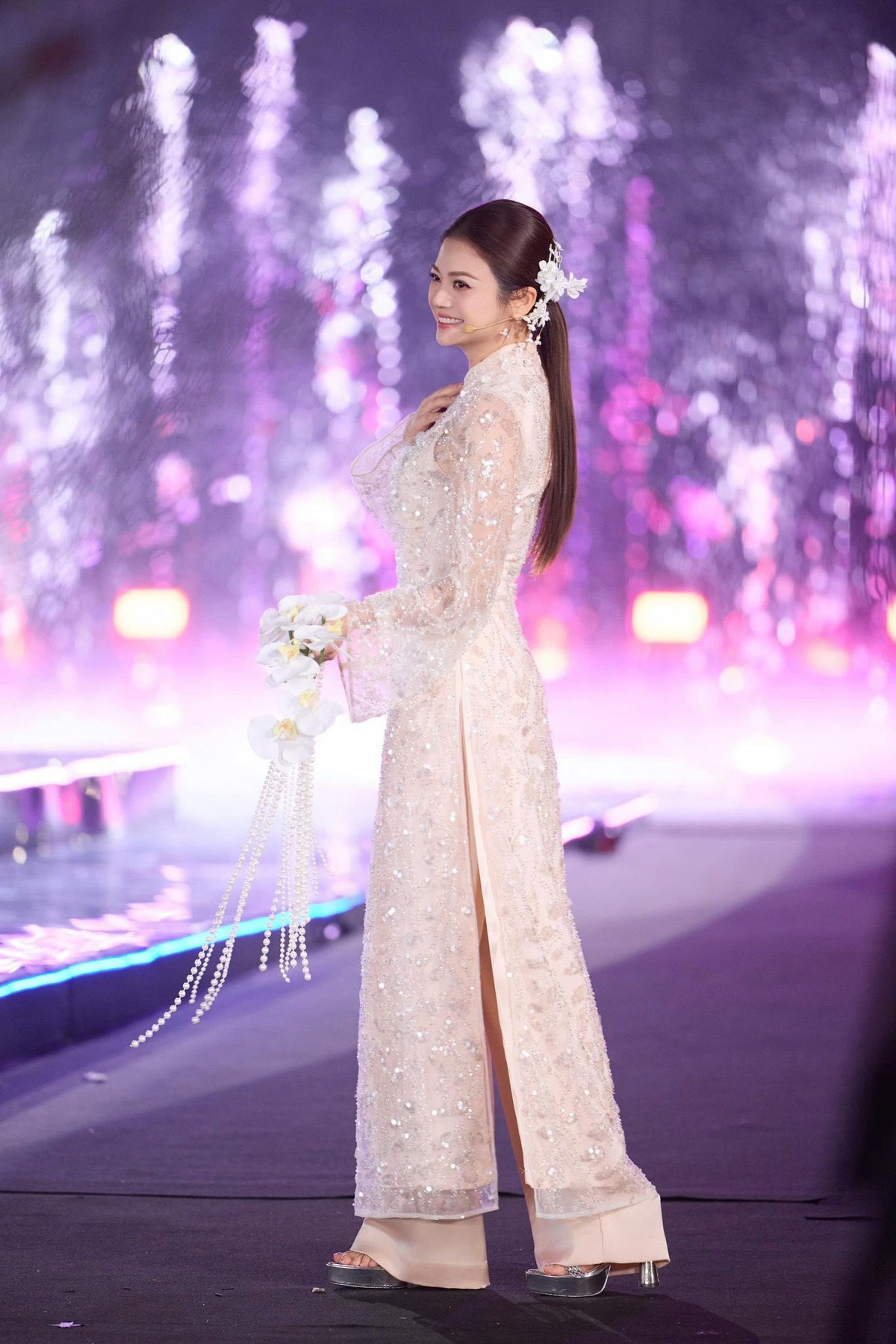 Vẻ đẹp 'không tuổi' của NSƯT Kiều Anh trong tà áo dài truyền thống - Ảnh 4.