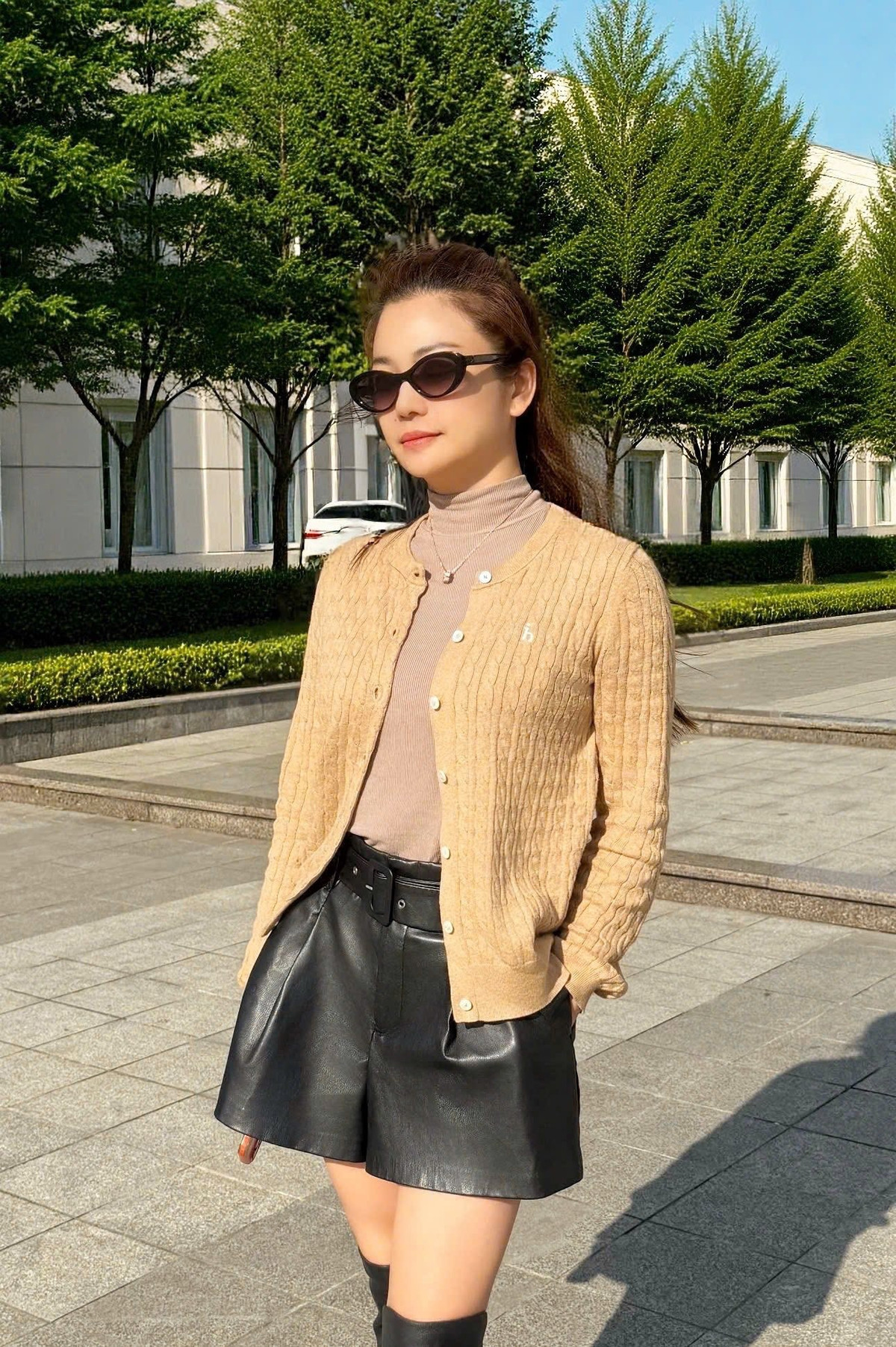 Vẻ đẹp 'không tuổi' của NSƯT Kiều Anh trong tà áo dài truyền thống - Ảnh 8.