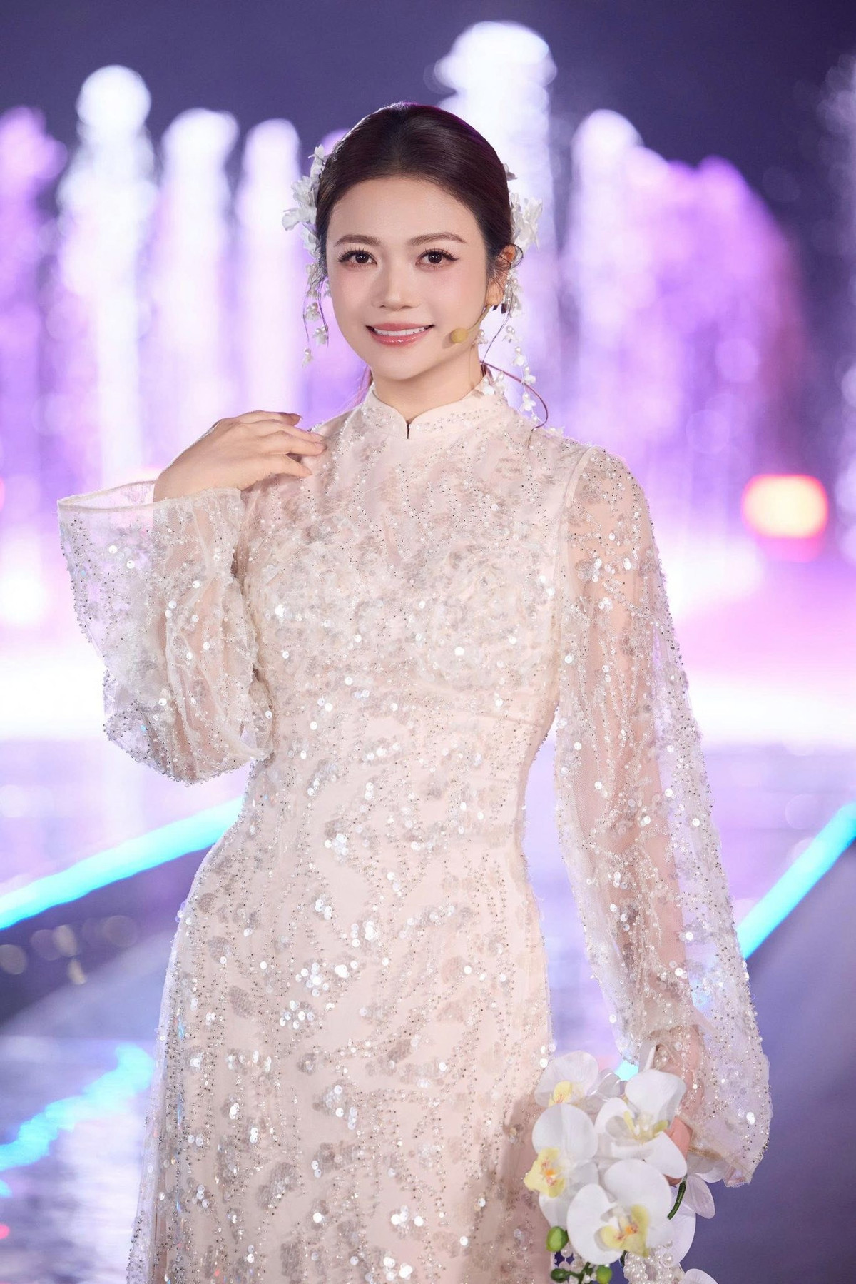 Vẻ đẹp 'không tuổi' của NSƯT Kiều Anh trong tà áo dài truyền thống - Ảnh 3.