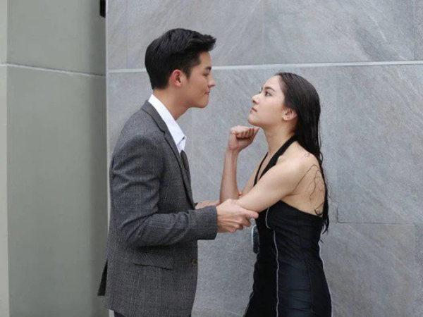 Vợ mới cứ khăng khăng đòi ngủ cùng con riêng của tôi, áp tai nghe lén một đêm mà tôi rụng rời tay chân - Ảnh 1