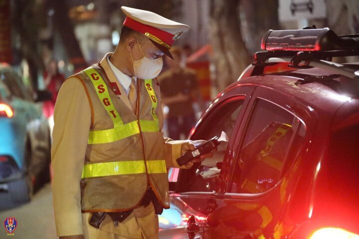 Lực lượng cảnh sát giao thông đo nồng độ cồn người tham gia giao thông trong những ngày nghỉ Tết. (Ảnh: Cục CSGT).