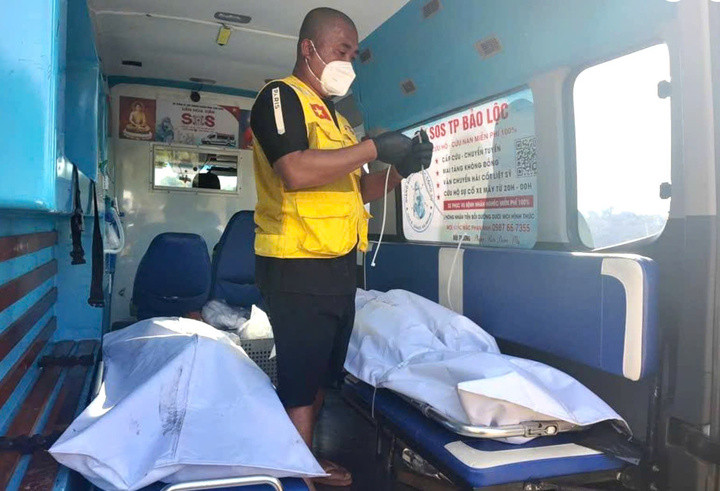 Đi chúc Tết rồi gặp nạn, 3 người trong nhà tử vong插图 Các nạn nhân tử vong sau khi va chạm với ô tô. Ảnh: Cơ quan chức năng cung cấp