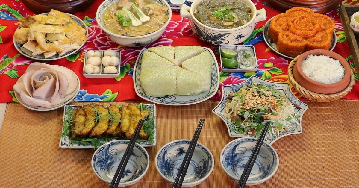 Xếp hàng mua gà luộc, vịt quay cúng ‘hóa vàng’ mùng 3 Tết插图17