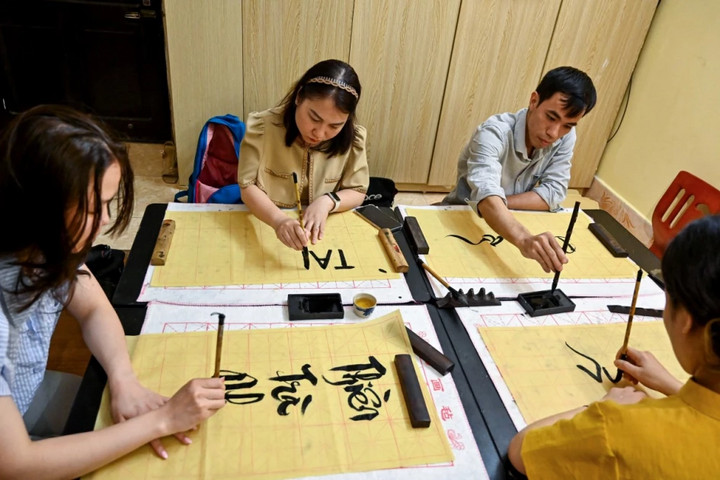 Khai bút đầu năm Bính Ngọ 2026 nên viết gì để gặp may mắn cả năm?插图1 Khai bút nên viết mục tiêu năm mới để có định hướng rõ ràng. (Ảnh: Citizen Digital)