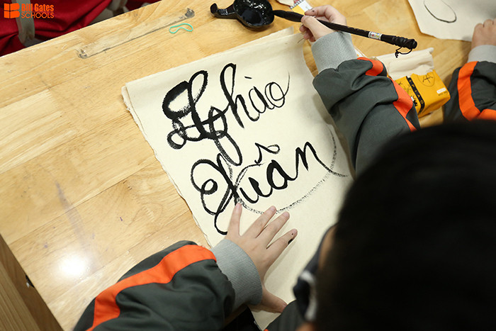 Nhiều người có thói quen khai bút đầu xuân để hanh thông học hành, sự nghiệp, may mắn. (Ảnh: Billgatesschool)