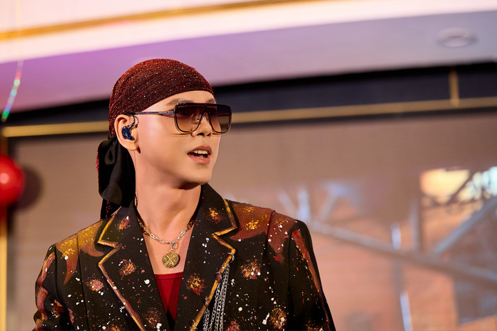 Nam ca sĩ Việt kiếm tiền hàng năm nhờ một bản hit 'quốc dân' giờ ra sao?插图1 Phan Đinh Tùng hoạt động sôi nổi sau chương trình