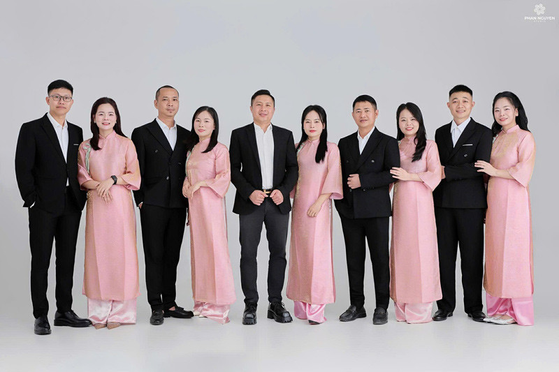 Bố mẹ ở Nghệ An sinh 5 con gái, 5 chàng rể đưa cả gia đình về ngoại đón Tết插图1 anh 2.jpg