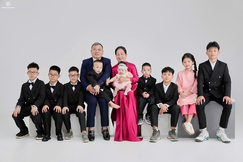 Bố mẹ ở Nghệ An sinh 5 con gái, 5 chàng rể đưa cả gia đình về ngoại đón Tết插图2 anh 3.jpg