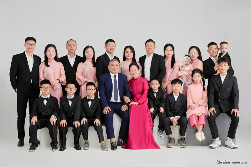 Bố mẹ ở Nghệ An sinh 5 con gái, 5 chàng rể đưa cả gia đình về ngoại đón Tết插图 anh 1.jpg