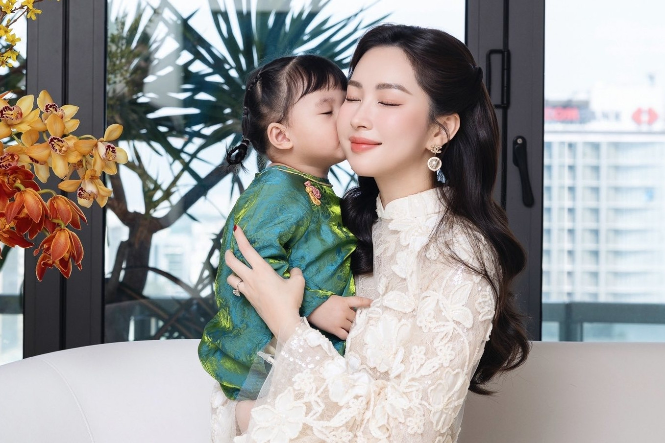 Hoa hậu Đặng Thu Thảo khoe nhan sắc ‘thần tiên tỷ tỷ’ trong loạt áo dài ngày Tết插图3 Hoa hậu Đặng Thu Thảo khoe nhan sắc ‘thần tiên tỷ tỷ’ trong loạt áo dài ngày Tết插图3