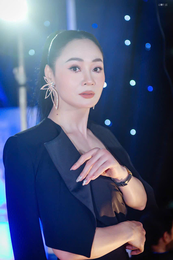 Nữ diễn viên phim 'Tết này ai đến xông nhà' đang đỉnh cao sự nghiệp bỗng 'ở ẩn', hơn 10 năm sau trở lại đầy ấn tượng插图8 Hôn nhân đời thực của dàn diễn viên VFC: Quách Thu Phương tuổi U50 con cái trưởng thành, sống bình yên - Ảnh 6.