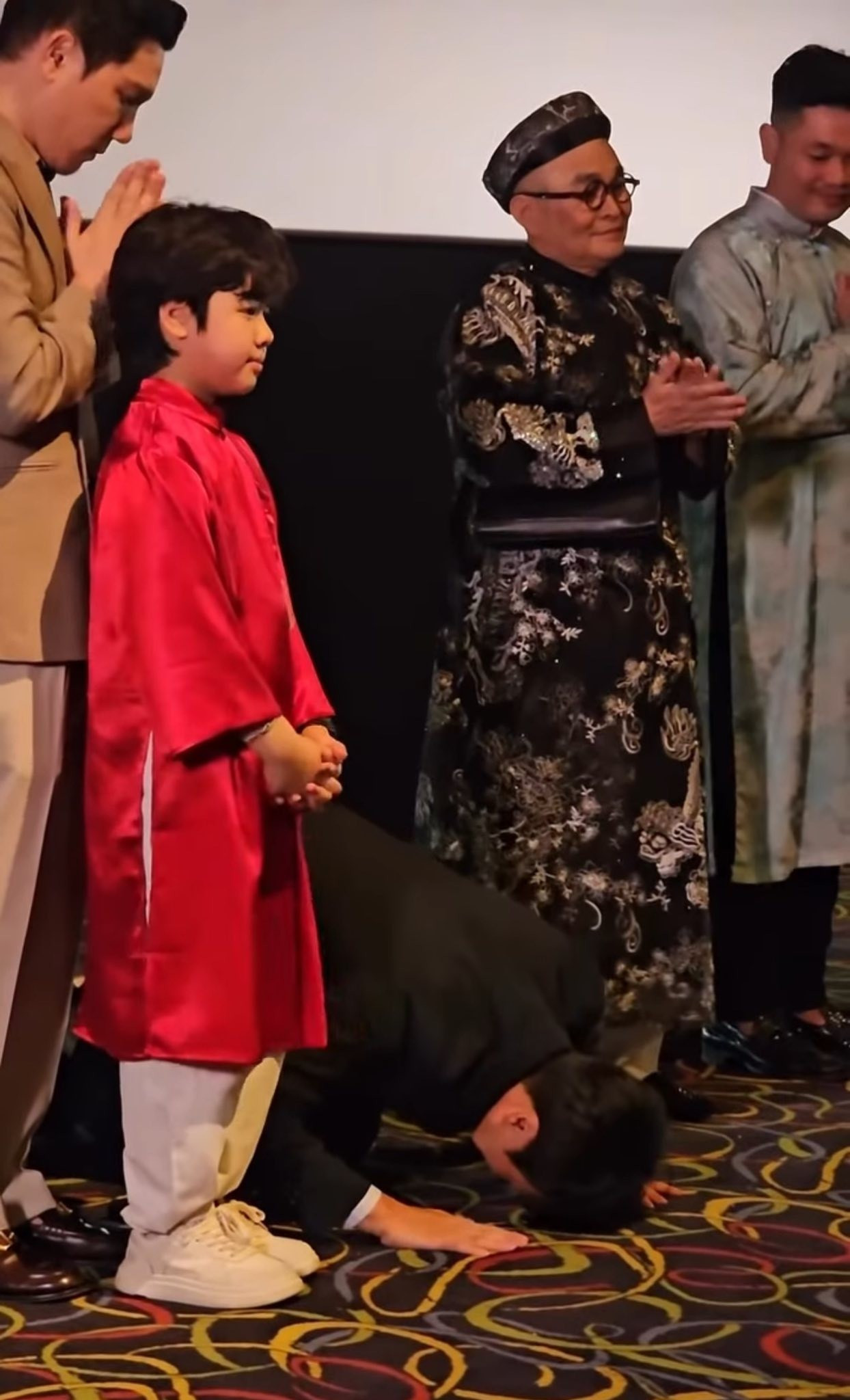 Tranh cãi khoảnh khắc Tổng giám đốc Lotte quỳ lạy khán giả Việt插图1 Ông Kim Jin Keun - Tổng giám đốc Lotte Entertainment - bất ngờ quỳ gối trước toàn bộ khán phòng trong buổi cinetour Mùi phở vào Mùng 2 Tết.