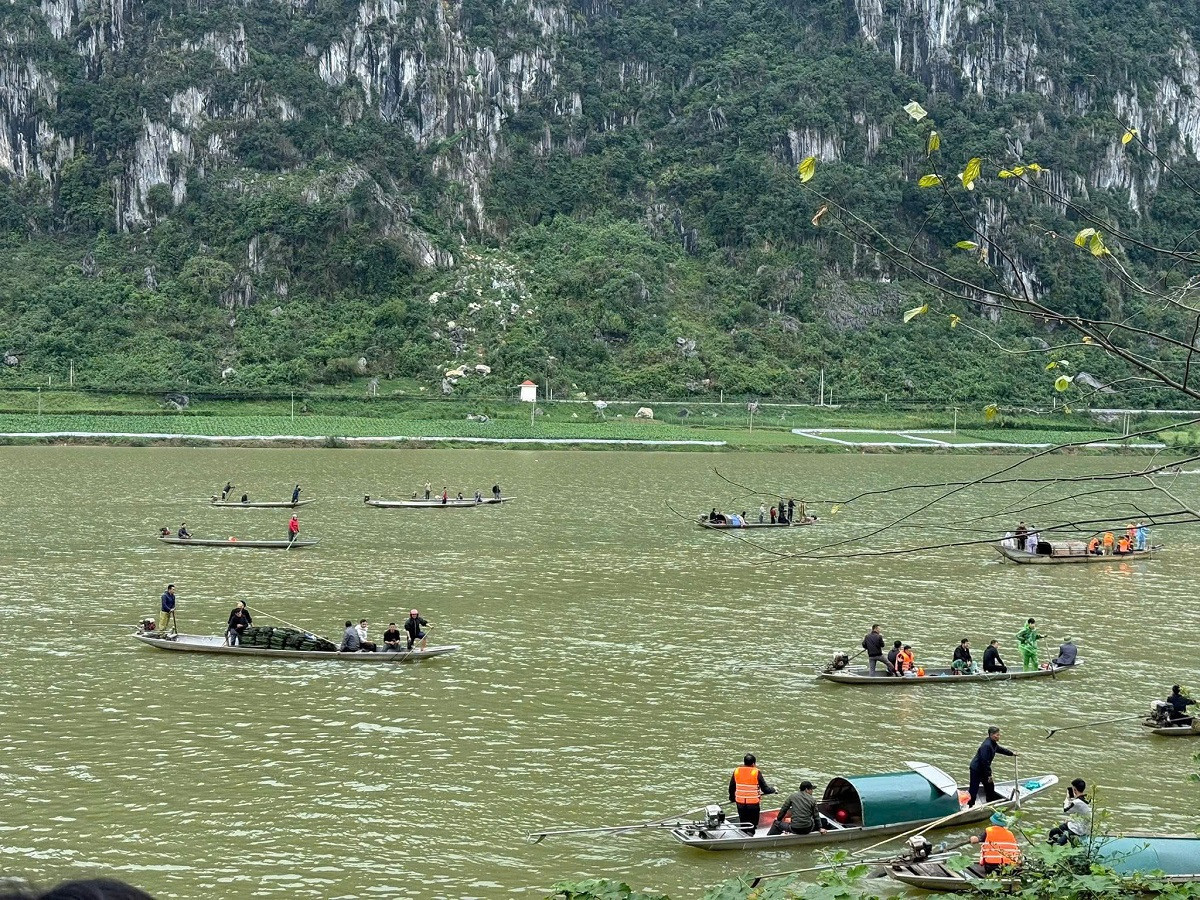 Huy động gần 200 người tìm kiếm nạn nhân插图 anh 2.jpg