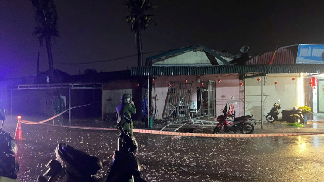 Vụ nổ khiến 10 người bị thương ở Thanh Hóa: Đối tượng nghi vấn là em rể chủ nhà插图 Em rể ném vật liệu nổ tự chế vào nhà anh vợ..jpg