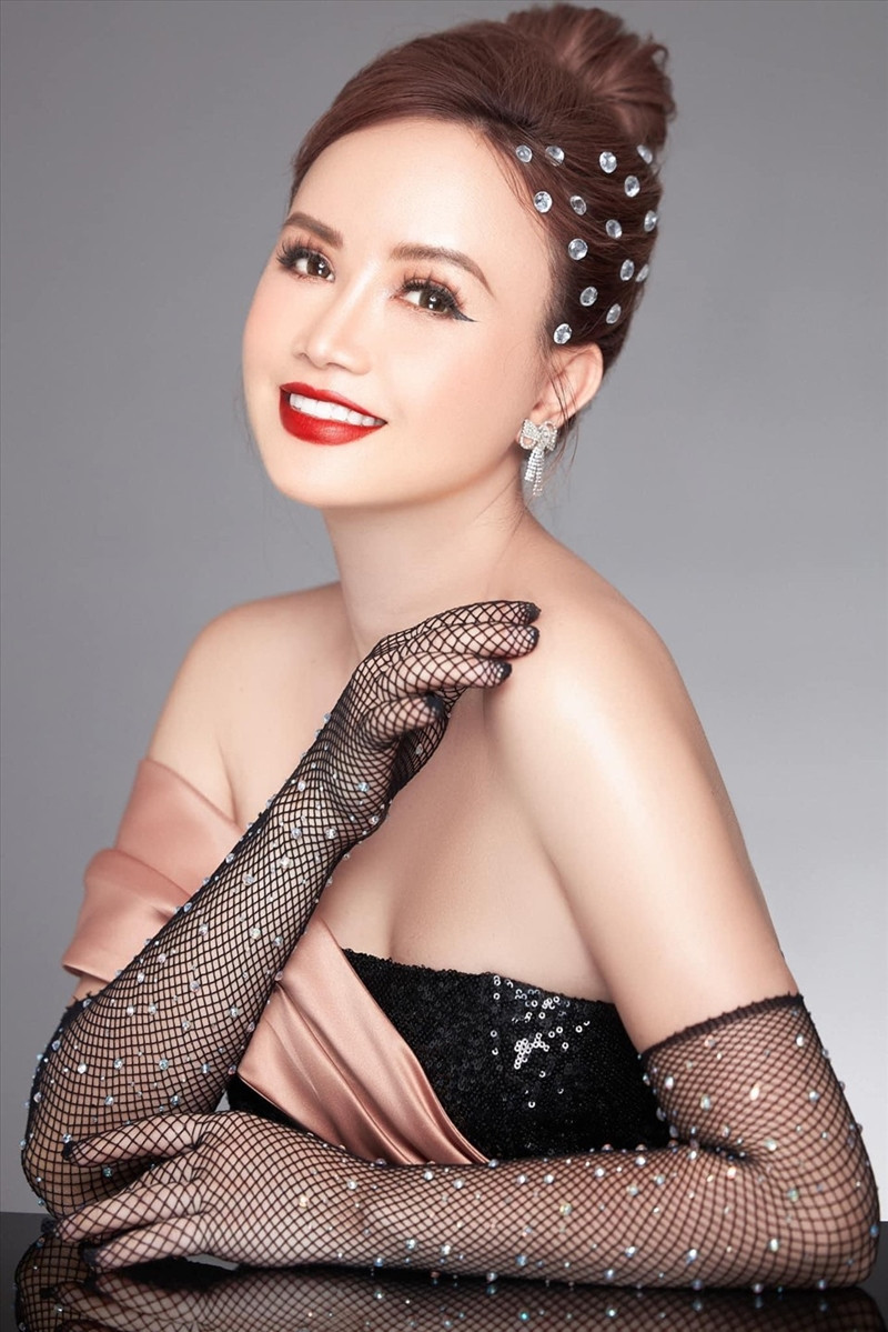 10 bóng hồng lận đận tình duyên nhất showbiz Việt, có người tới 4 đời chồng插图 01 Hoang Yen.jpg