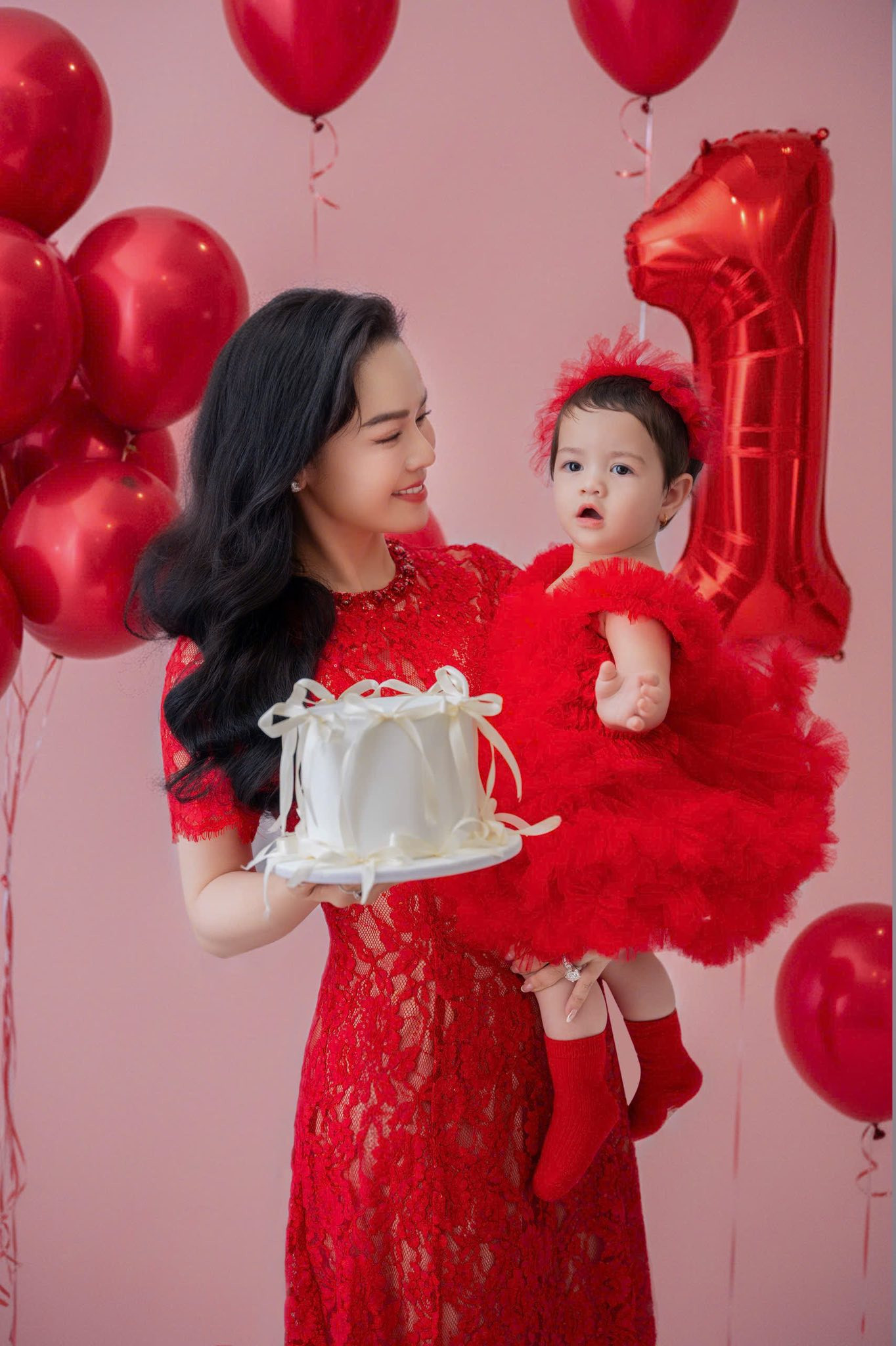 Con gái tròn một tuổi của Nhật Kim Anh - Ảnh 2.