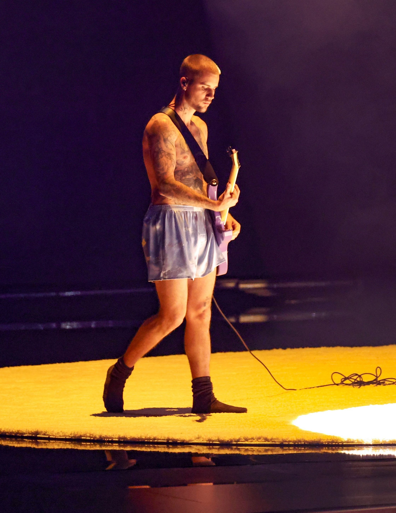 Justin Bieber chỉ mặc quần đùi diễn ở Grammy 2026插图1 gettyimages-2258930756.jpg
