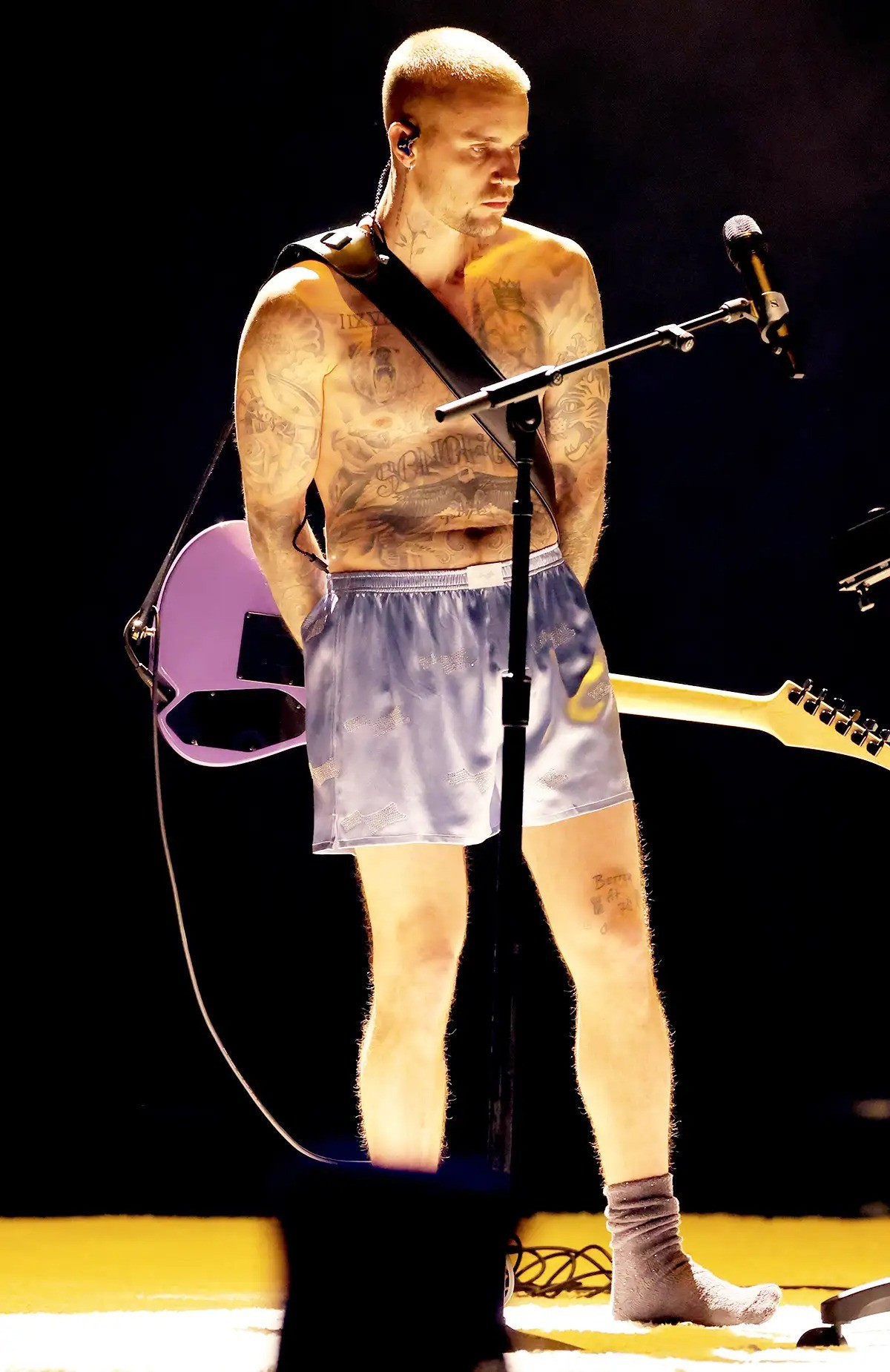 Justin Bieber chỉ mặc quần đùi diễn ở Grammy 2026插图2 justin-bieber-grammys-020126-2-3.jpg