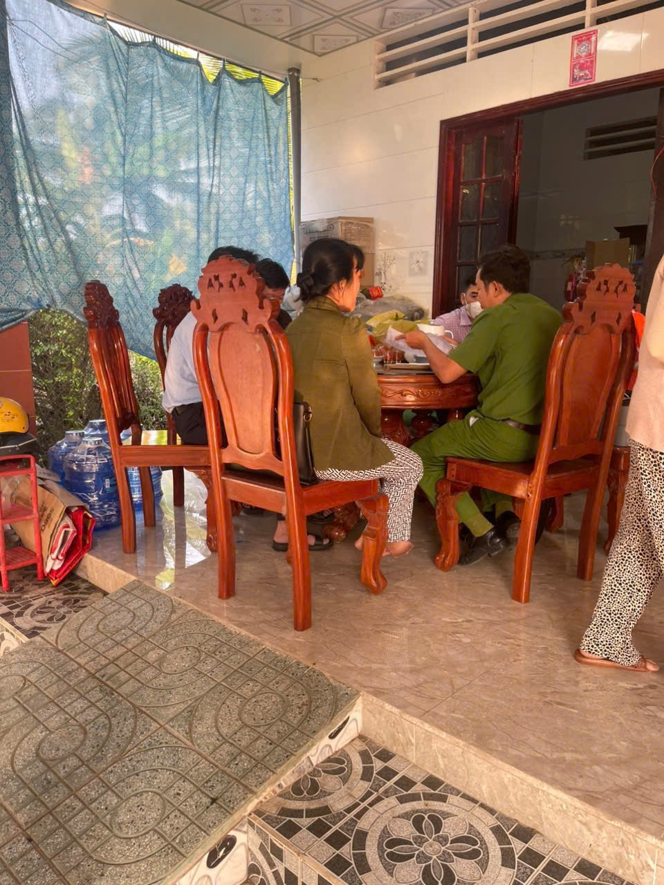 Đồng Tháp điều tra vụ 2 người tử vong sau khi uống rượu ngâm - Ảnh 1.