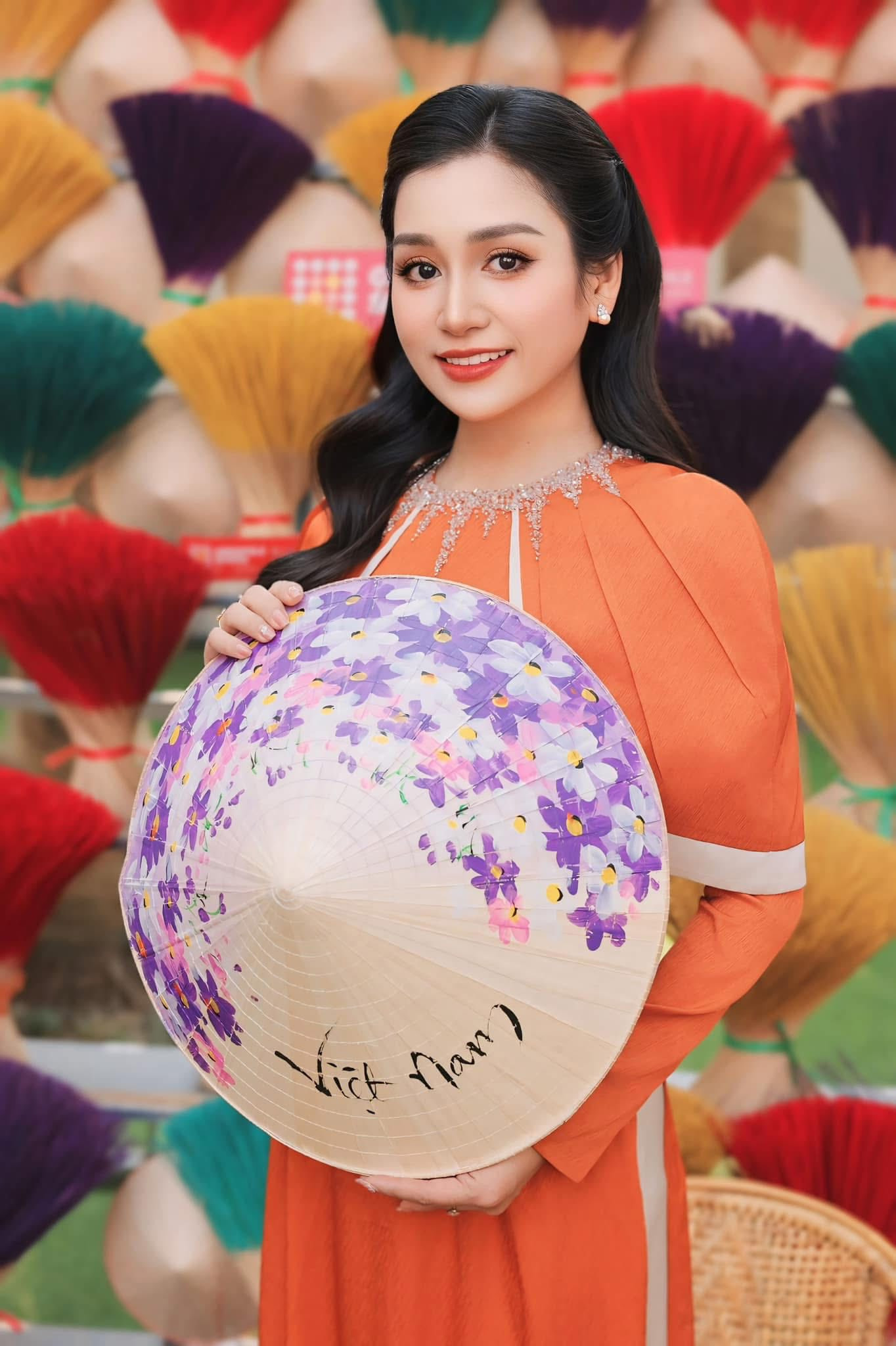 MC Thanh Mai gây chú ý với những thiết kế áo dài Tết vừa truyền thống vừa hiện đại插图6 MC Thanh Mai nổi bật với áo dài Tết truyền thống và hiện đại năm 2026 - Ảnh 10.