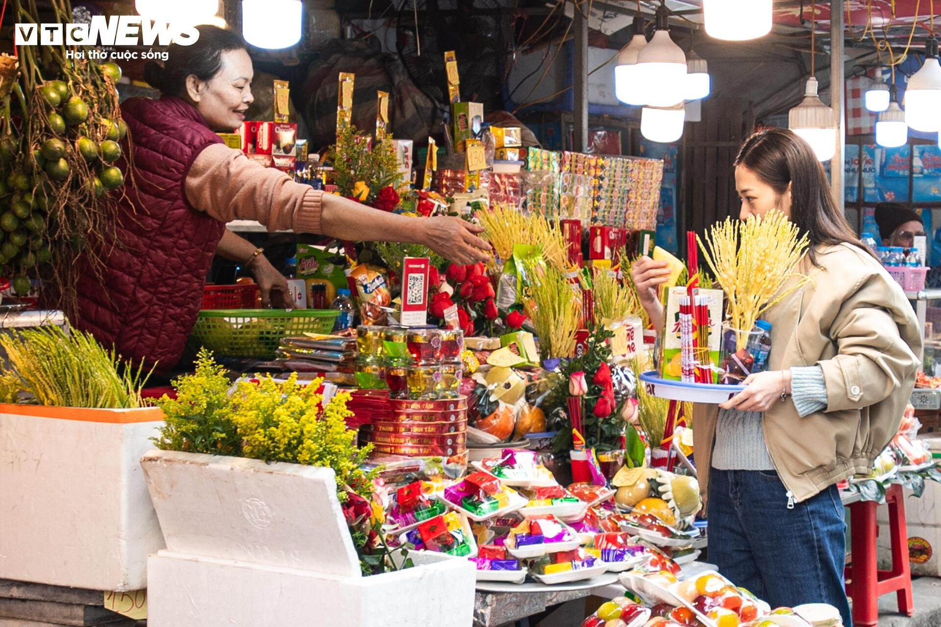 Người dân tấp nập mua lễ cúng rằm cuối năm, hàng quán ở phủ Tây Hồ hốt bạc - 2