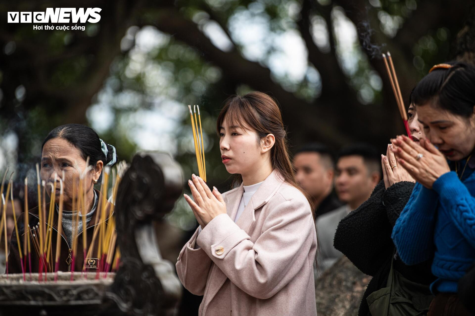 Người dân tấp nập mua lễ cúng rằm cuối năm, hàng quán ở phủ Tây Hồ hốt bạc - 13