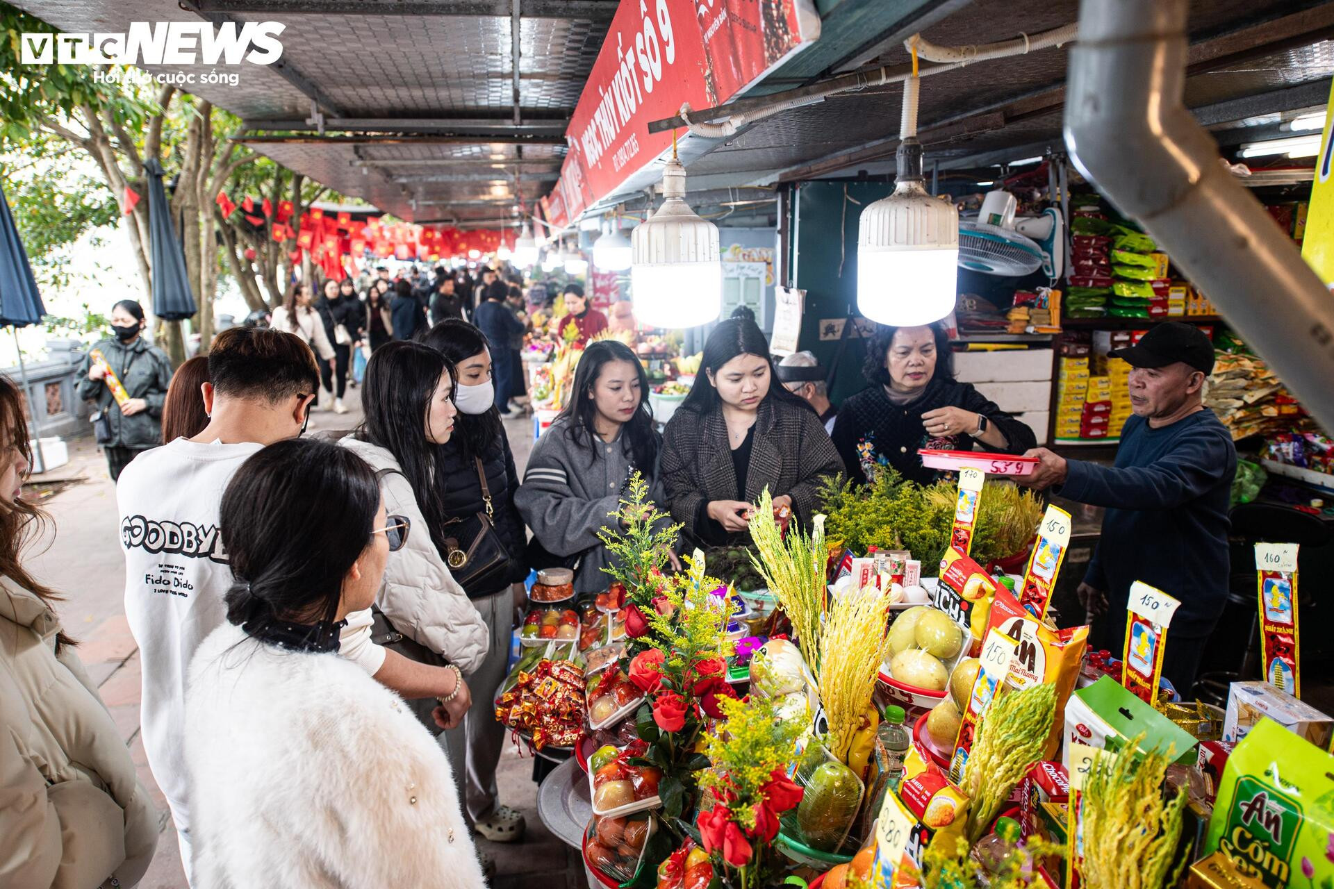 Người dân tấp nập mua lễ cúng rằm cuối năm, hàng quán ở phủ Tây Hồ hốt bạc - 3