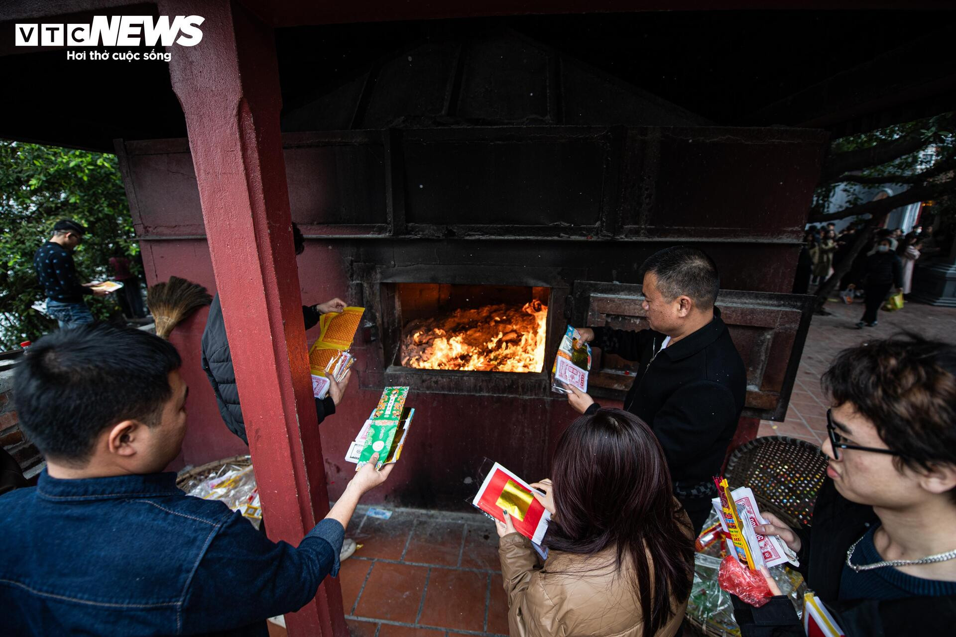 Người dân tấp nập mua lễ cúng rằm cuối năm, hàng quán ở phủ Tây Hồ hốt bạc - 14