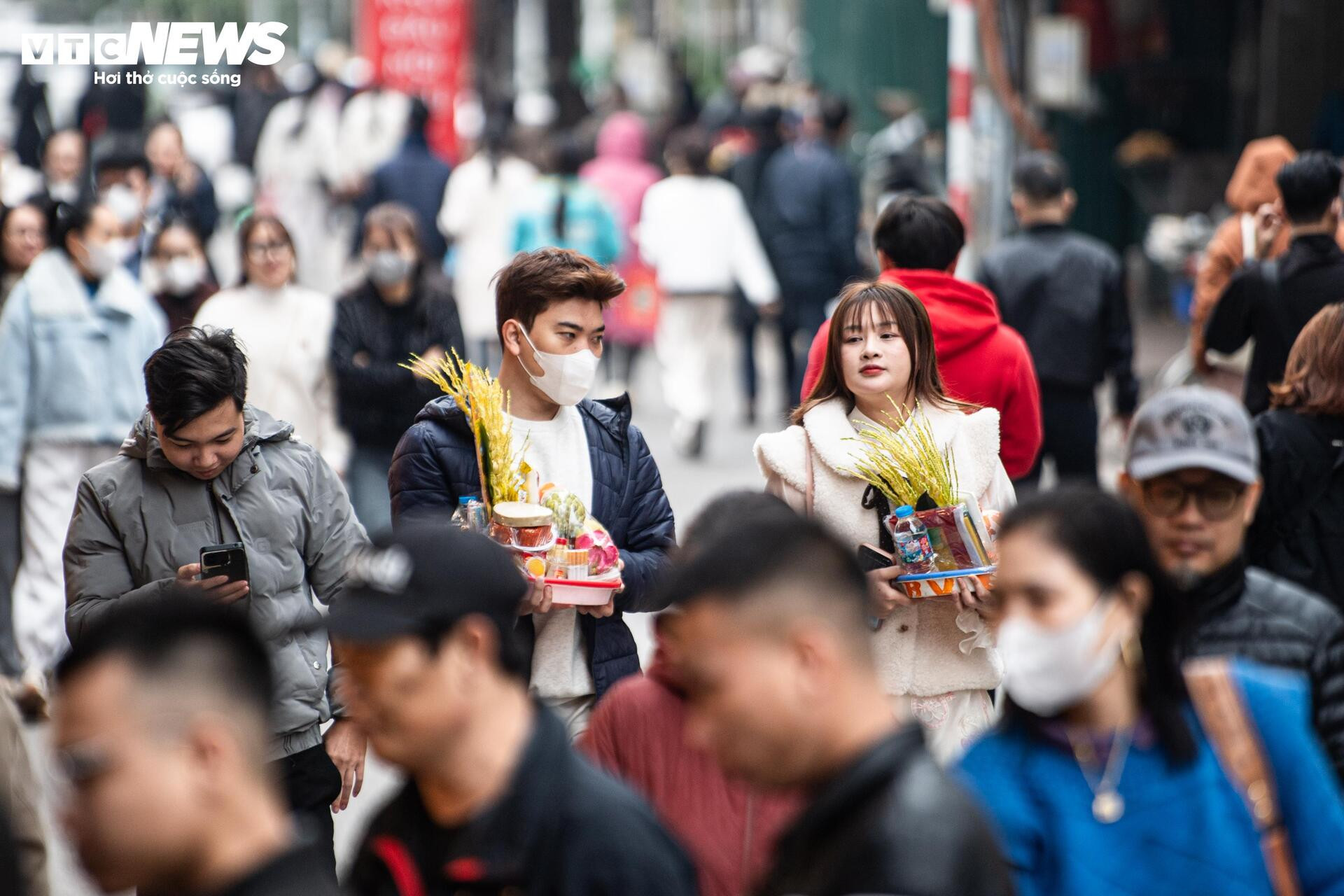 Người dân tấp nập mua lễ cúng rằm cuối năm, hàng quán ở phủ Tây Hồ hốt bạc - 4