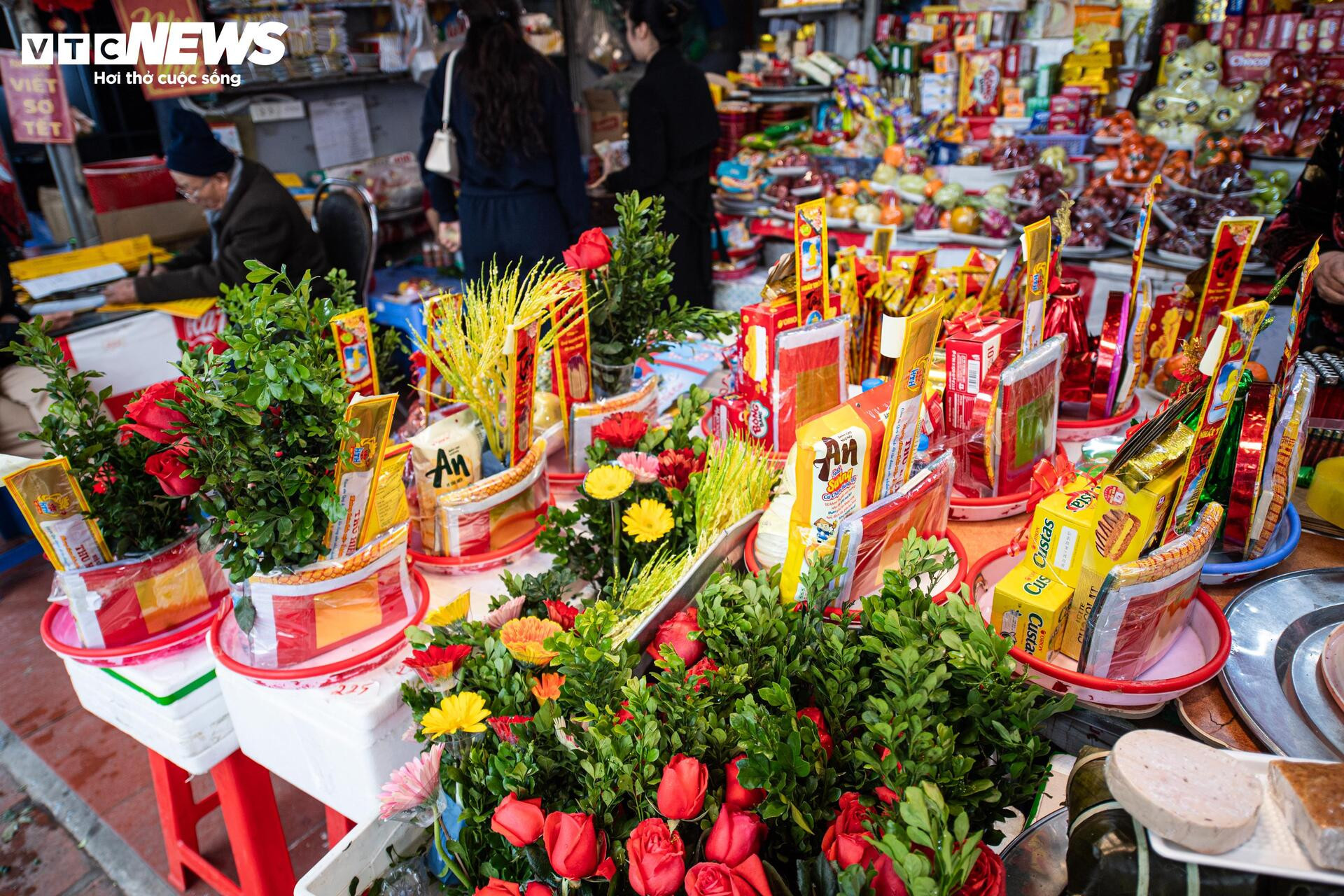 Người dân tấp nập mua lễ cúng rằm cuối năm, hàng quán ở phủ Tây Hồ hốt bạc - 6